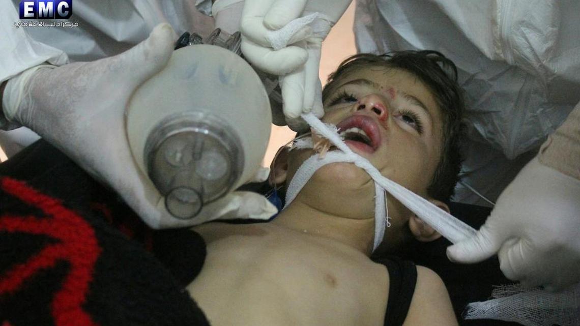 Un médico sirio trata a uno de los niños víctimas del ataque con gas sarín en Idlib, el 4 de abril.