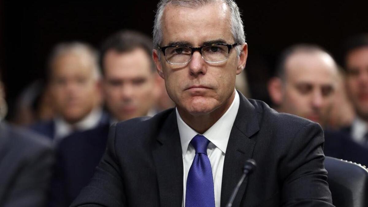 El subdirector del FBI Andrew McCabe fue despedido dos días antes por el secretario de Justicia, Jeff Sessions, dos días antes de acogerse a su retiro con pensión por 21 años de servicio.