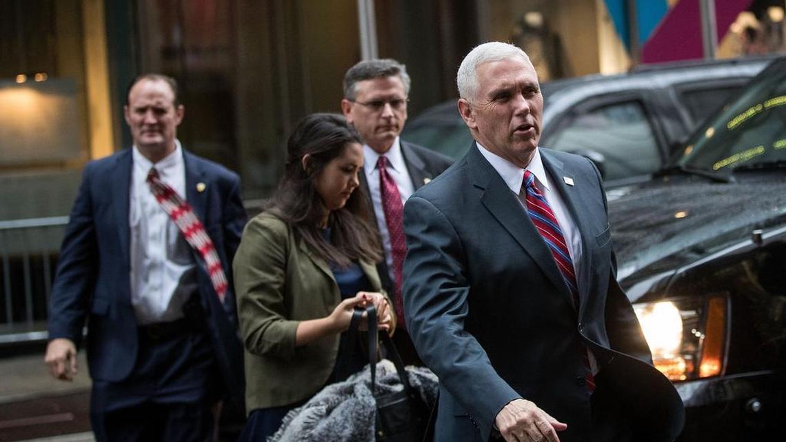 El vicepresidente electo Mike Pence (der.) llega el martes a la Torre Trump, en Nueva York. El presidente electo Donald Trump está en el proceso de llenar los puestos de su gabinete.
