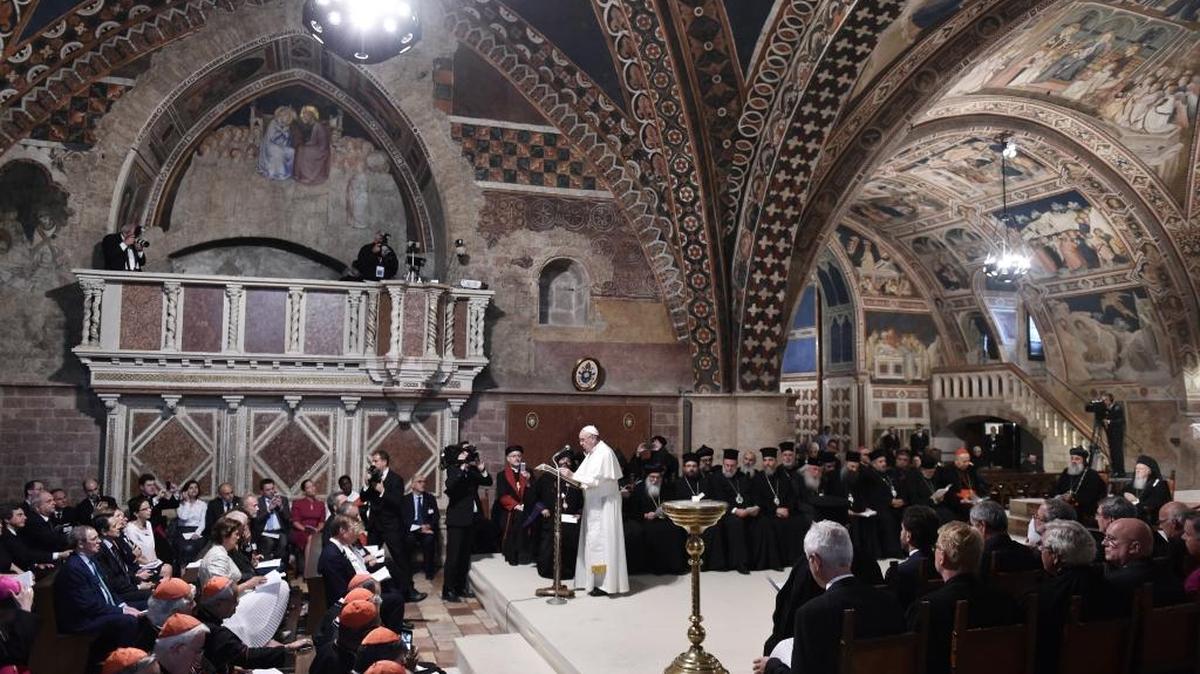 El Papa Francisco (de pie) dirige una oración con representantes de diversas religiones en la Basílica de San Francisco, en la ciudad italiana de Asís, el martes pasado.