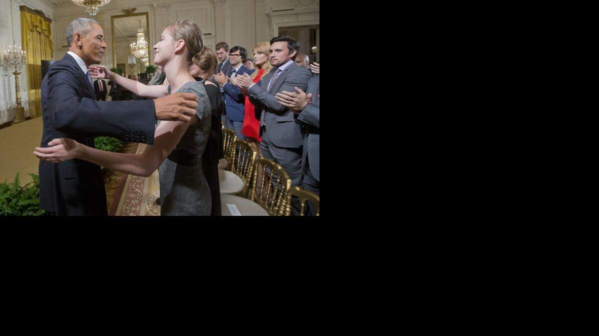 
El presidente Barack Obama abraza en la Casa Blanca a Lilly Jay, sobreviviente de una agresión sexual, durante un evento contra las violaciones en las universidades, el pasado 19 de septiembre.
