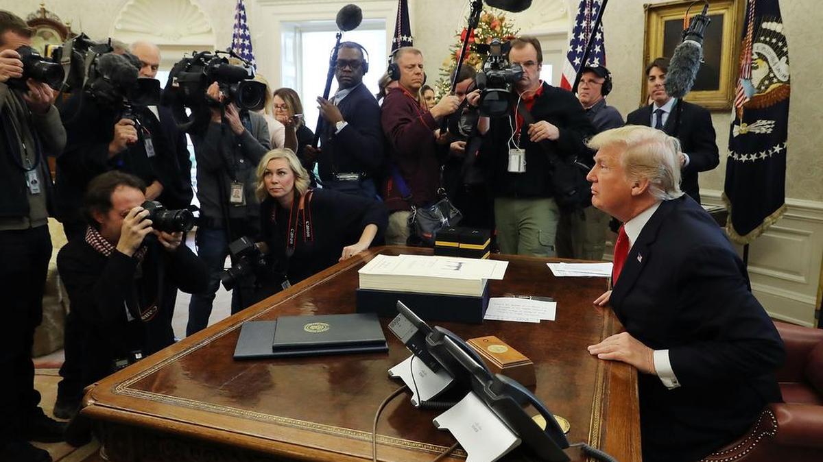 El presidente Donald Trump habla con los periodistas después de firmar la ley de reforma tributaria en la Oficina Oval, el 22 de diciembre.