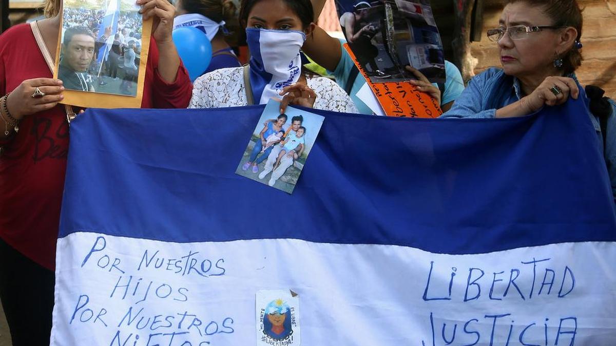 Activistas exigen la liberación de los presos políticos en la prisión La Modelo, en Tipitapa, Nicaragua, el 19 de junio de 2019.