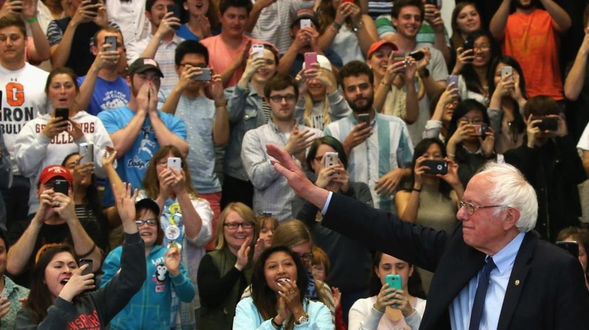 El senador y candidato presidencial demócrata Bernie Sanders saluda el viernes pasado a una multitud de simpatizantes en el Gettysburg College, en Gettysburg, Pennsylvania. El estado celebra su elección primaria el próximo martes.