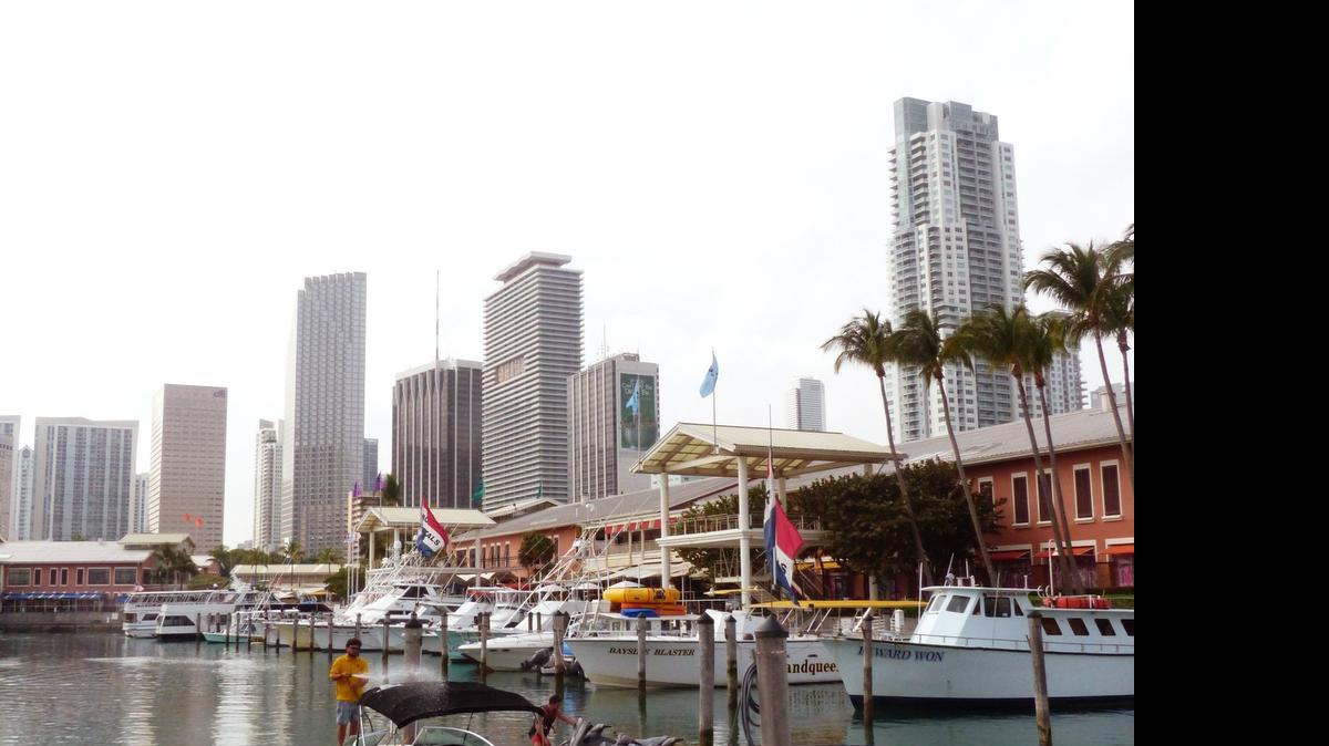 
Los edificios del downtown de Miami vistos desde el Bayside, a orillas de la bahía de Biscayne. La zona costera disfruta de un auge.
