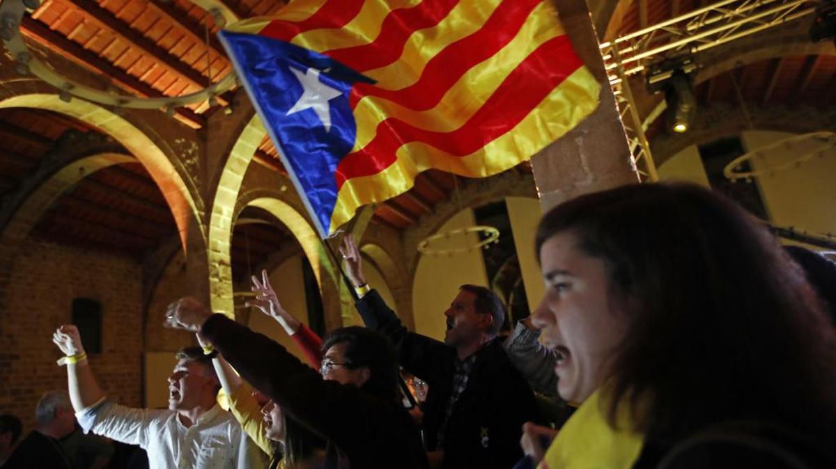 Partidarios de la independencia de Cataluña agitan banderas esteladas en la sede de la Asamblea Nacional catalana en Barcelona, tras conocerse los resultados electorales, el 21 de diciembre.