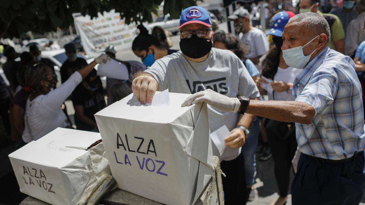 Miles de venezolanos participan en la Consulta Popular convocada por el presidente interino de Venezuela y presidente de la Asamblea Nacional, Juan Guaidó, el 12 de diciembre de 2020, en el barrio de El Paraíso, en Caracas.