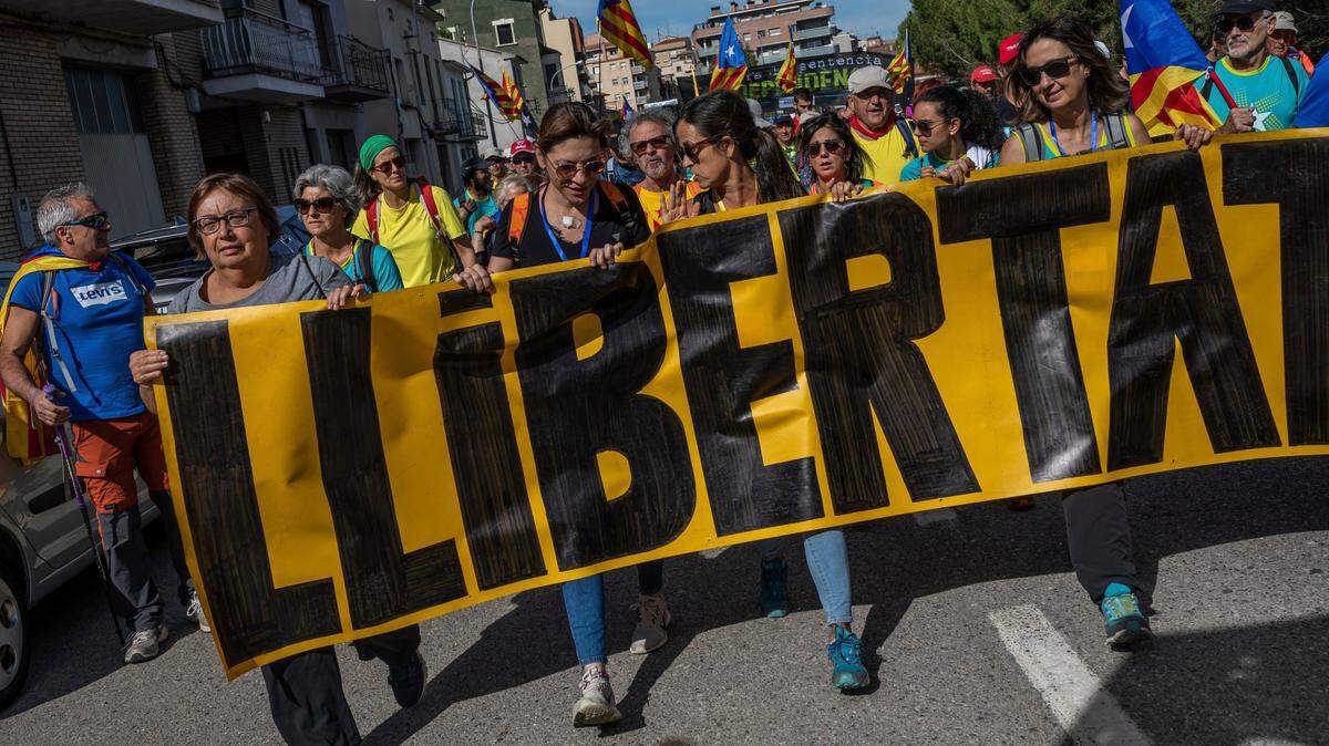 Miles de manifestantes a favor de la independencia de Cataluña marchan en el pueblo de Navas, España, el miércoles 16 de octubre de 2019.
