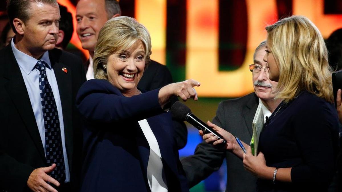 
Hillary Rodham Clinton señala hacia un partidario después del debate de los aspirantes demócratas a la presidencia el martes 13 en Las Vegas, trasmitido por CNN.
