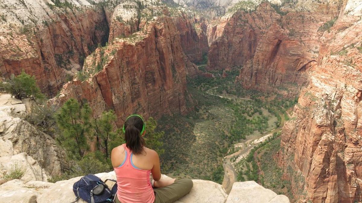 Una mujer contempla el Valle de Zion, en Utah, desde la cima de Angels Landing.