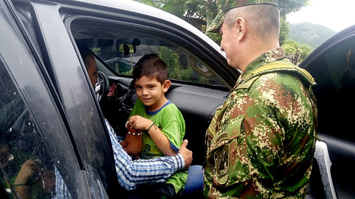 Fotografía cedida por el Ejército de Colombia que muestra al niño Cristo José Contreras, de 5 años, hijo de Edwin Contreras, alcalde de El Carmen, en el departamento de Norte de Santander (Colombia), después de ser liberado el 9 de octubre de 2018.