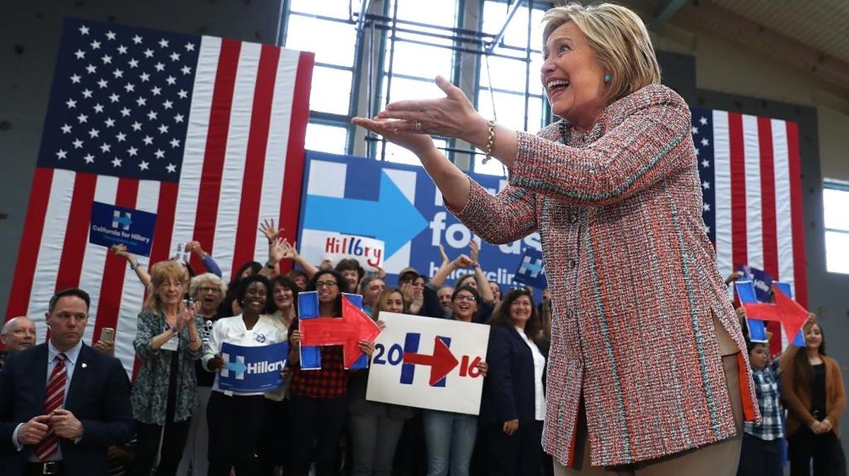 La candidata presidencial demócrata Hillary Clinton saluda a sus partidarios en el Hartnell College en Salinas, California, el 25 de mayo. El 17 de los demócratas no apoyaría a Hillary en la elección general.