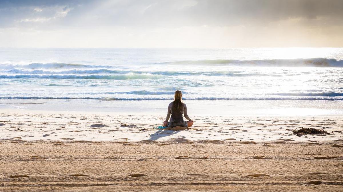 Lograr una mente equilibrada, a través de la meditación, es una forma de reducir la agresividad y la violencia.