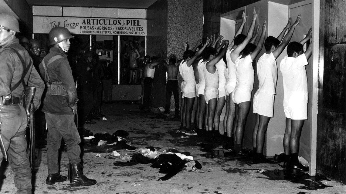 Estudiantes universitarios son detenidos y obligados a quitarse la ropa por soldados en un edificio en Tlatelolco, Ciudad de México, el 2 de octubre de 1968. Este martes se cumplen 50 años de la masacre de estudiantes que dejó una profunda herida en la sociedad mexicana.