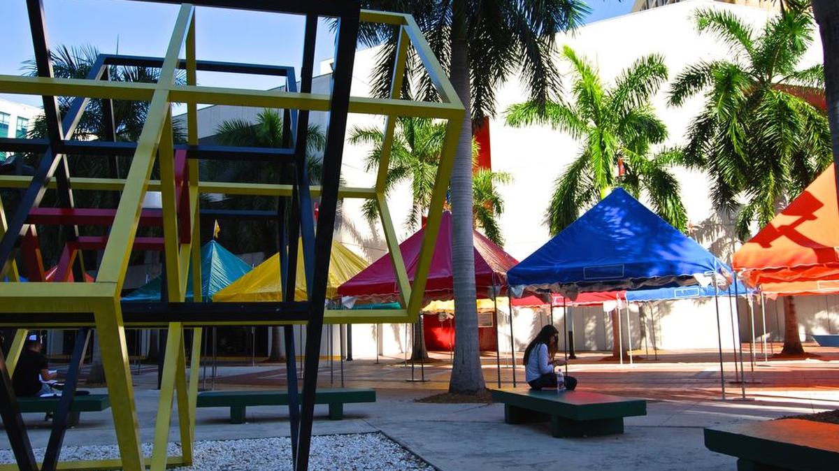 
Una estudiante internacional repasa sus lecciones en el Miami-Dade College. Vivir en el extranjero es una muestra de coraje e iniciativa.
