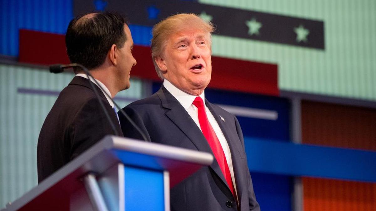 
Los candidatos republicanos Scott Walker (izq.), de Wisconsin, y Donald Trump, conversan durante una pausa del primer debate entre los 10 candidatos más populares, el jueves en Cleveland.


