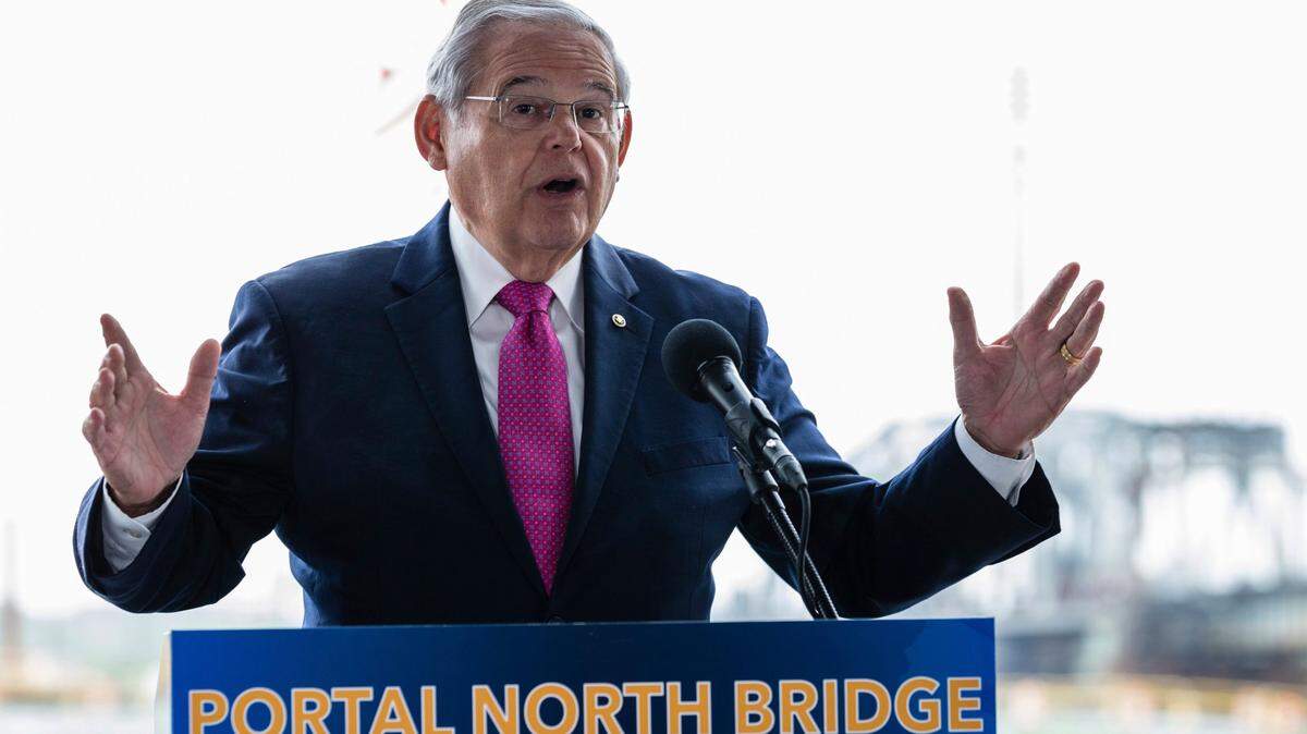 El Senador de EEUU Bob Menéndez habla en una ceremonia inaugural para el proyecto New Portal North Bridge que se llevó a cabo en Kearny, N.J., el lunes 1 de agosto de 2022. Menéndez propuso una ley el miércoles 3 de agosto de 2022 para facilitar la extradición de prófugos de la justicia de EEUU que residen en Cuba. (Foto AP/Stefan Jeremías)