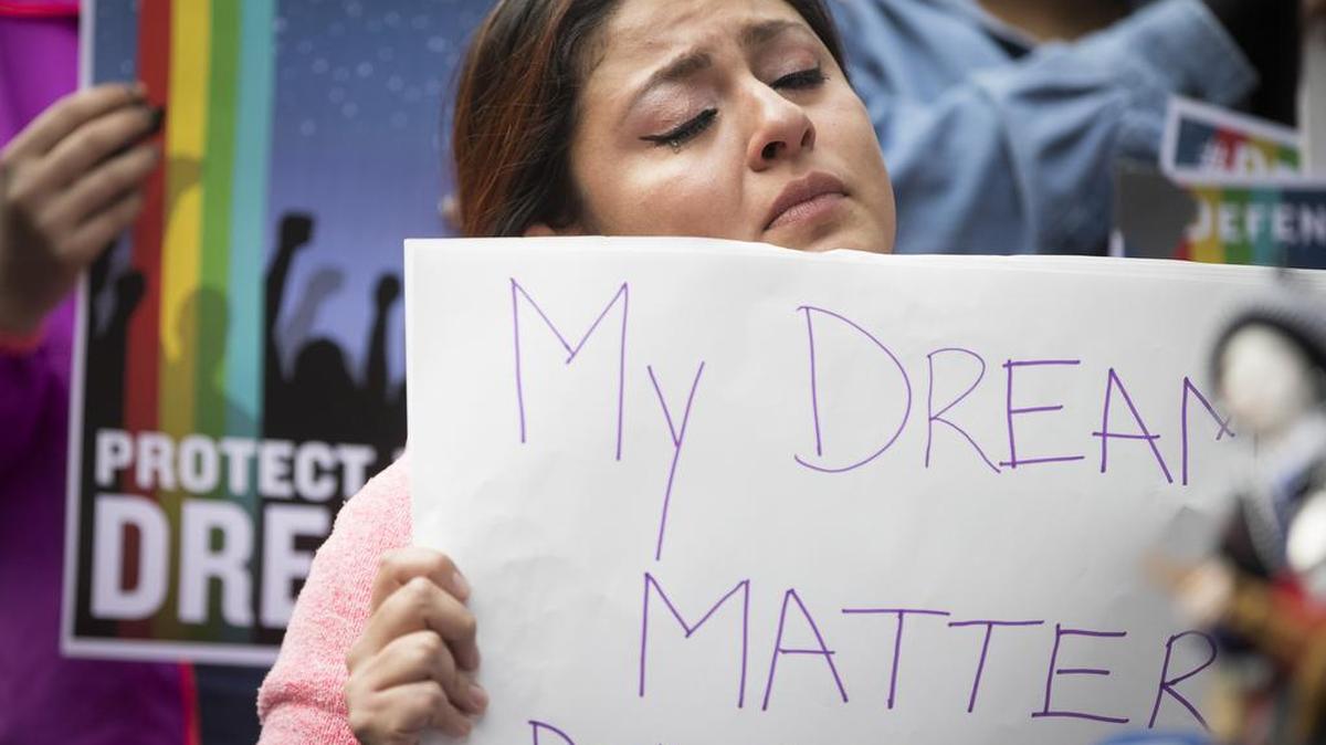 Evelin Hernández, con un cartel que dice: “Mis sueños importan. No los rompas”, participa en una protesta en Minneapolis contra la política migratoria del presidente Trump.