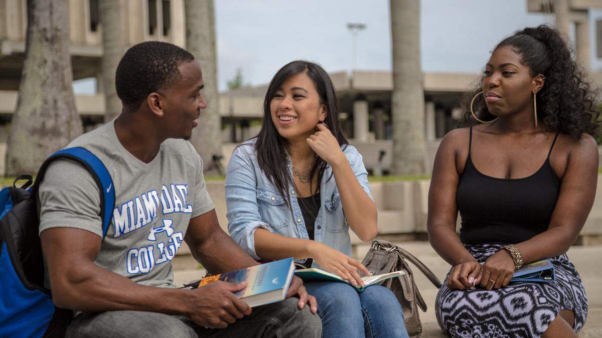 Tres estudiantes conversan el 12 de junio de 2015, en el Recinto Kendall del Miami Dade College.