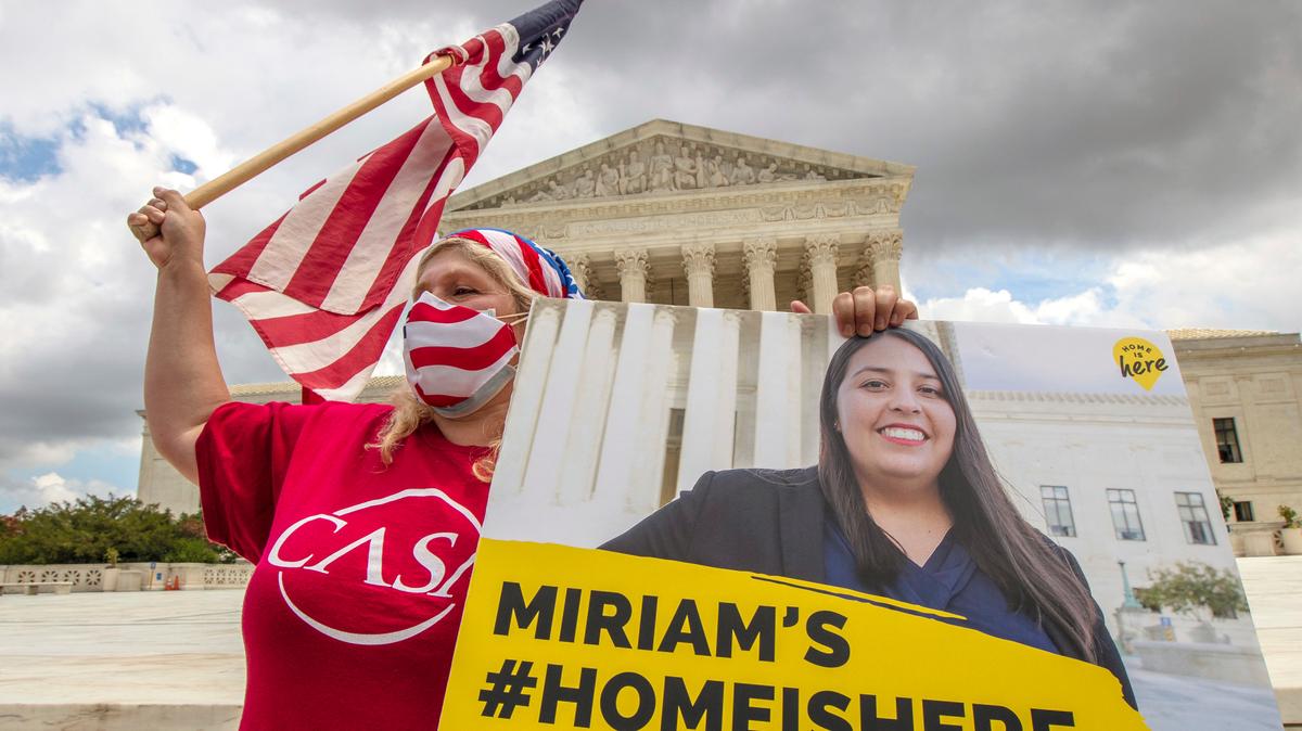 Ivania Castillo, del condado Prince William, en Virginia, sostiene un cartel en apoyo a una “dreamer”, Miriam, de California, frente a la Corte Suprema de Estados Unidos, en Washington, que el jueves 18 de junio de 2020 rechazó el intento del mandatario Donald Trump de poner fin al DACA.