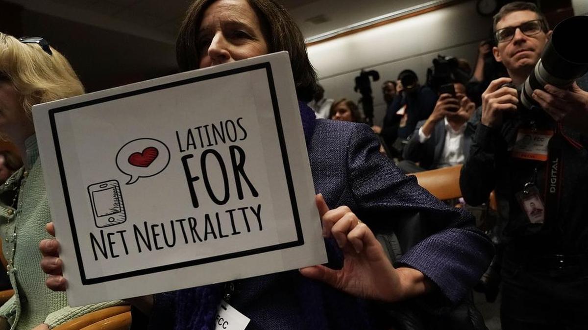 Una persona se manifiesta a favor de la neutralidad de la red en una reunión de la Comisión Federal de Comunicaciones el 14 de diciembre en Washington.