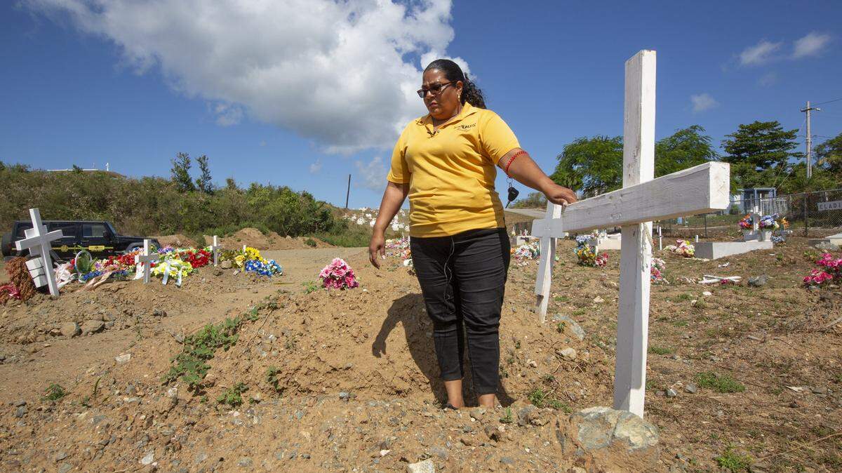 Marilisa Vélez García, de 44 años, visita la tumba de su madre en Vieques, Puerto Rico, el 22 de agosto de 2018.