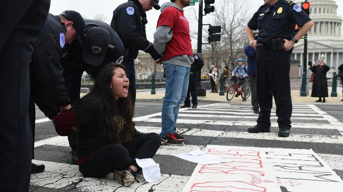 La policía arresta a manifestantes que protestaban en Washington contra la falta de protección para los beneficiarios del programa migratorio DACA, en marzo.