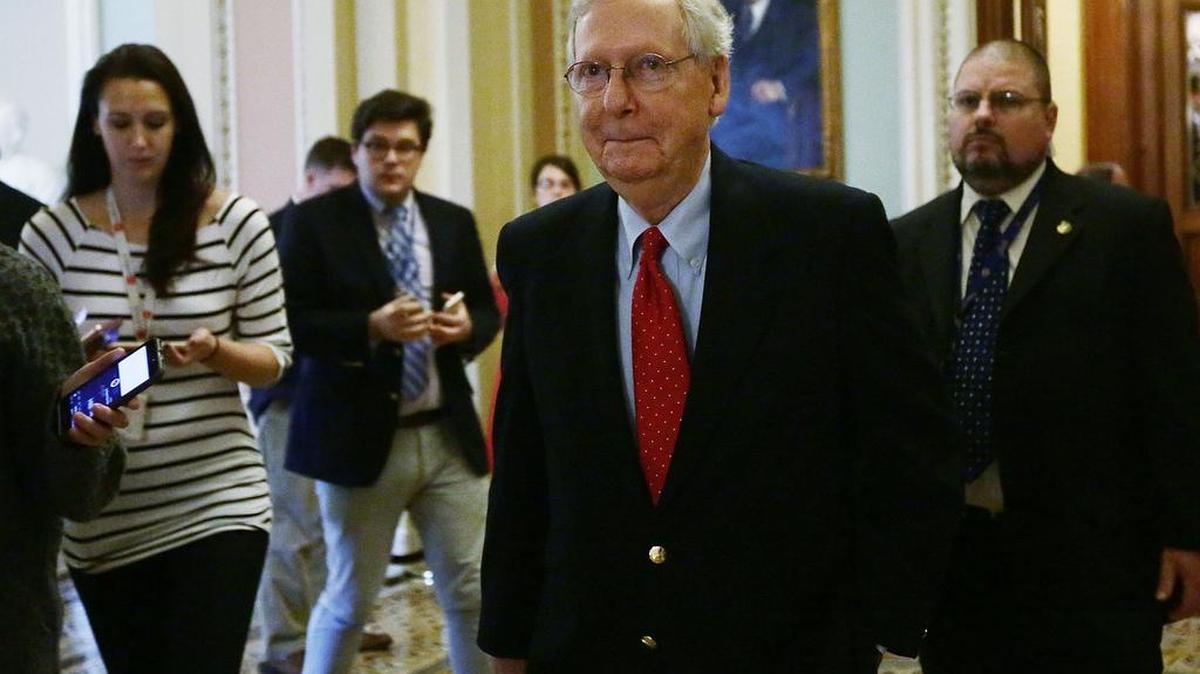 El líder de la mayoría del Senado, Mitch McConnell, se dirige a su oficina en el Capitolio de Washington el viernes pasado, horas antes de la votación a favor de la propuesta de reforma fiscal.