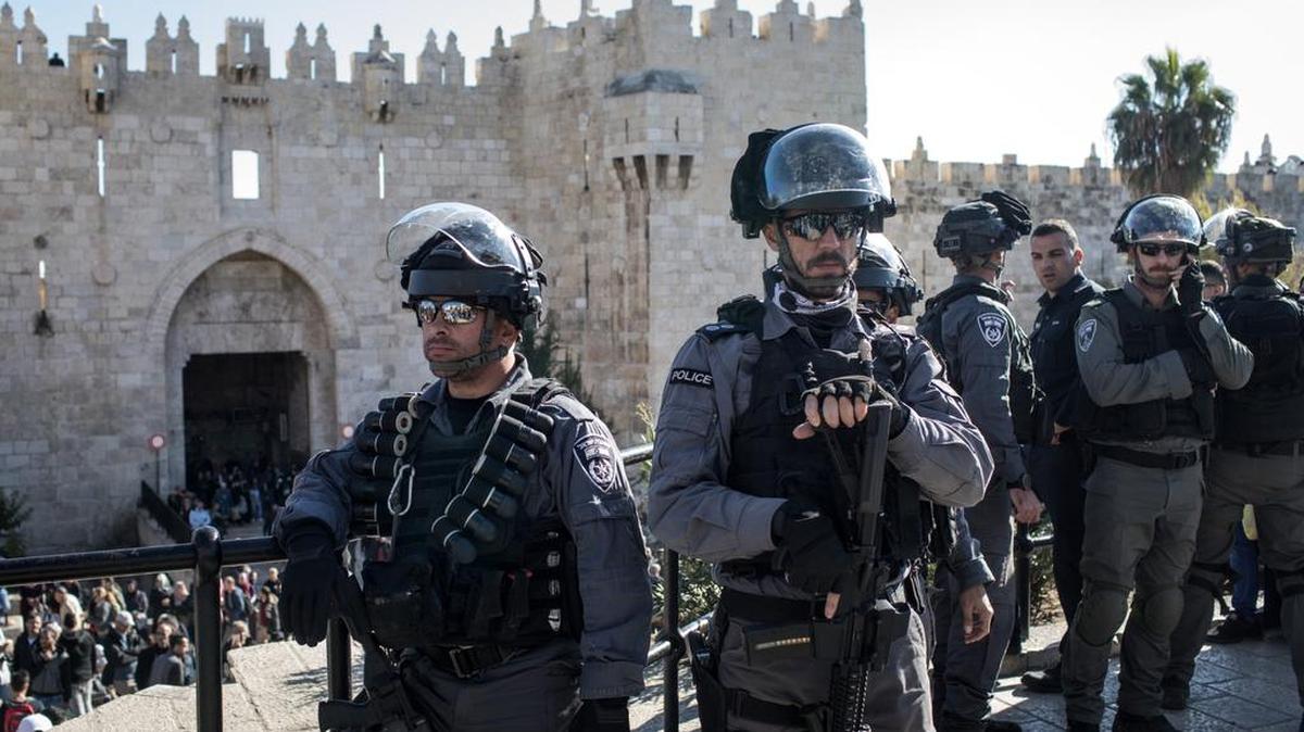 Policías israelíes montan guardia en la Ciudad Vieja de Jerusalén el 8 de diciembre, donde se han producido choques con palestinos después que el presidente Donald Trump reconoció a Jerusalén como capital de Israel.