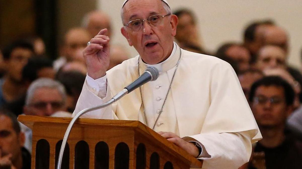 El papa Francisco habla a los fieles en la basílica de Santa María de los Angeles, en la ciudad italiana de Asís, el pasado 4 de agosto. La basílica está considerada la cuna de la orden franciscana.