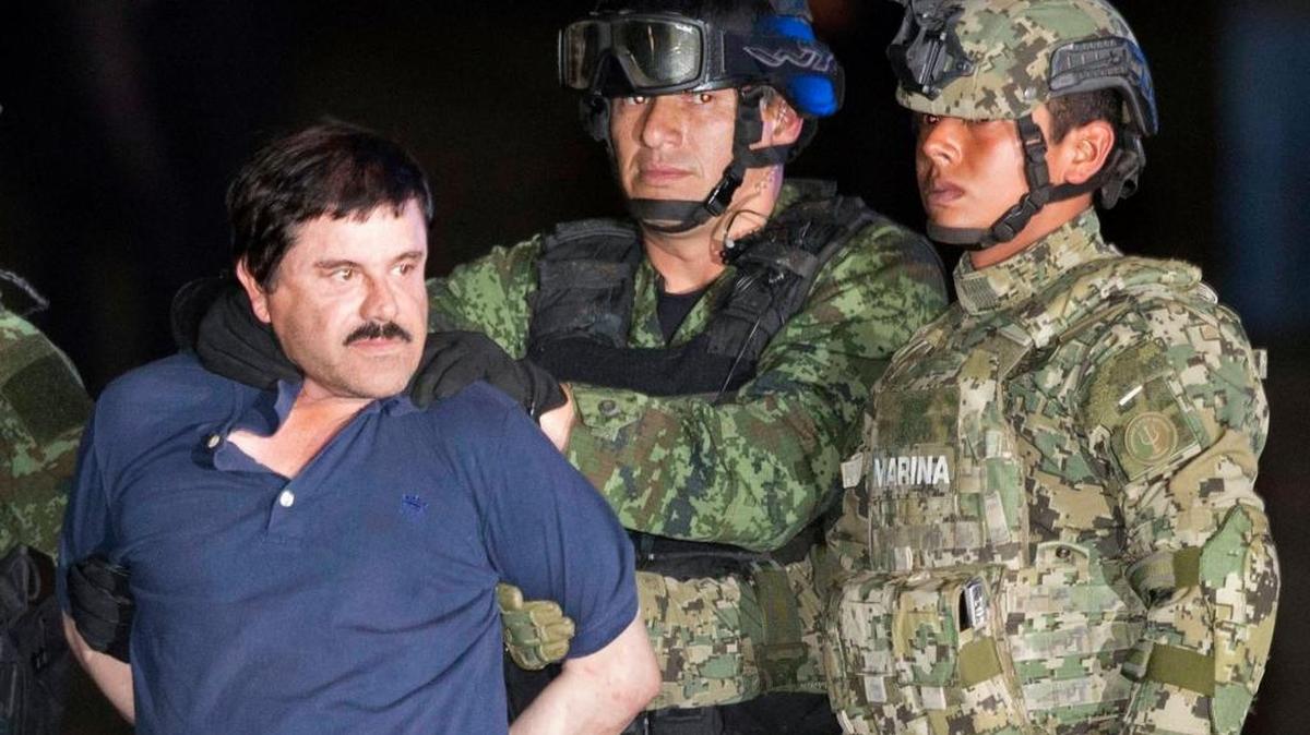 Soldados mexicanos llevan esposado al narcotraficante Joaquín “El Chapo” Guzmán a un hangar federal en la Ciudad de México, el viernes 8 de enero. Guzmán fue capturado seis meses después de escapar de una prisión de máxima seguridad.