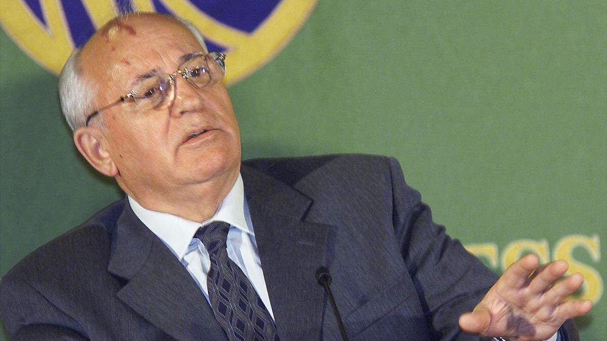 Cuando Mijail Gorbachev llegó al poder en la Unión Soviética (1985) los pueblos bálticos comenzaron a poner a prueba sus políticas de reestructuración económica (perestroika) y libre expresión (glasnot). En la foto, el ex líder soviético Gorbachev habla con reporteros durante una conferencia de prensa el 28 de noviembre de 2000 en Tokio.