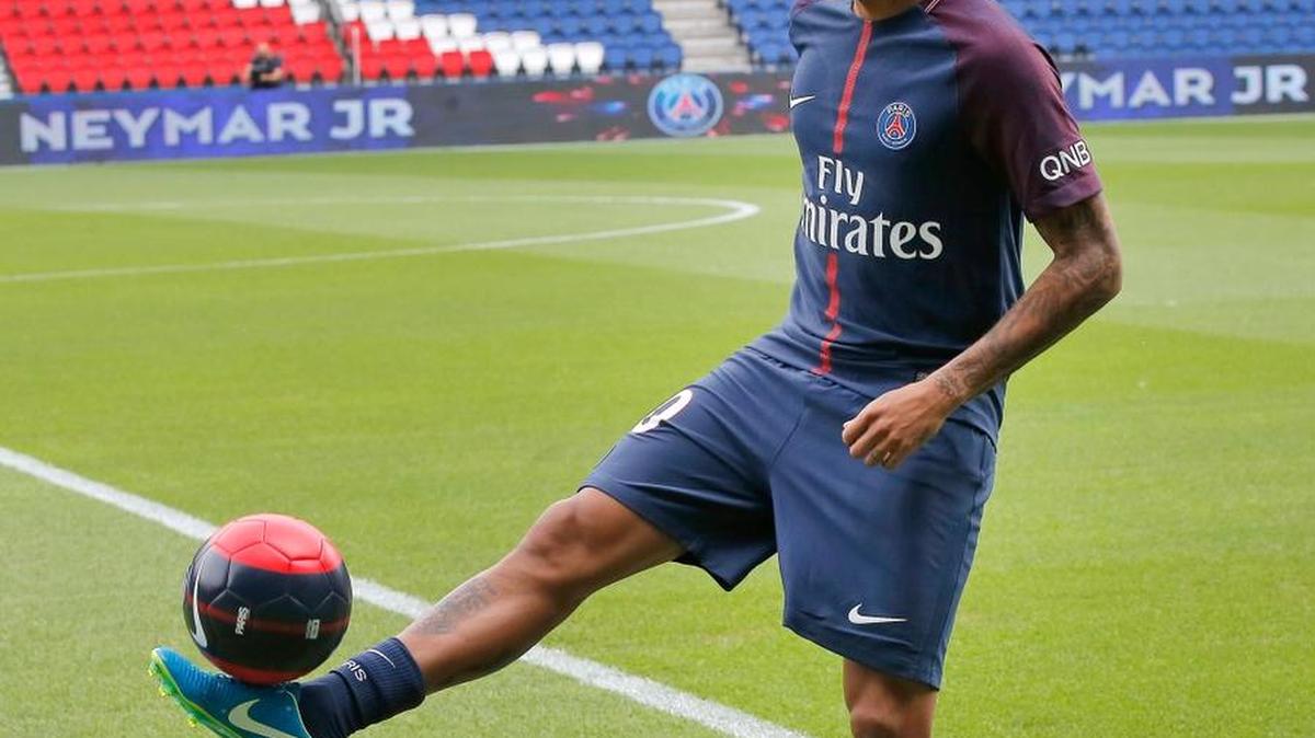 El estelar futbolista brasileño Neymar juega con el balón en París. Neymar se ha convertido en el jugador mejor pagado de la historia del fútbol.
