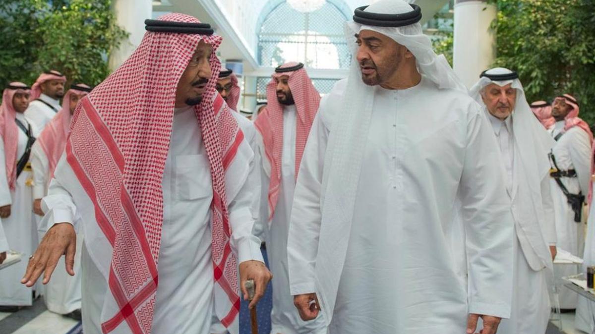 El saudí Salman bin Abdulaziz Al Saud (izq.) habla con Sheikh Mohammed bin Zayed Al Nahyan, príncipe de Abu Dhabi y comandante en jefe de las Fuerzas Armadas de Emiratos Arabes en Jiddah, Saudi Arabia, en junio.