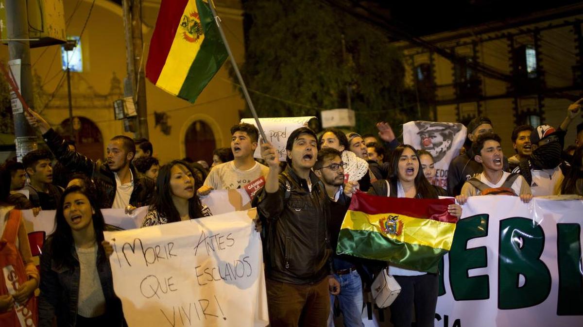 Manifestantes en La Paz protestan el 29 de noviembre contra el gobierno de Evo Morales y su posible reelección.