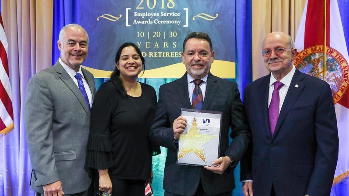 Alejandro Ríos (segundo de der. a izq.) recibe un homenaje por sus años de servicio al Miami Dade College, el 16 de mayo de 2018. Lo acompañan Juan Mendieta (izq.), Hessy Fernández y Eduardo J. Padrón, presidente de MDC.