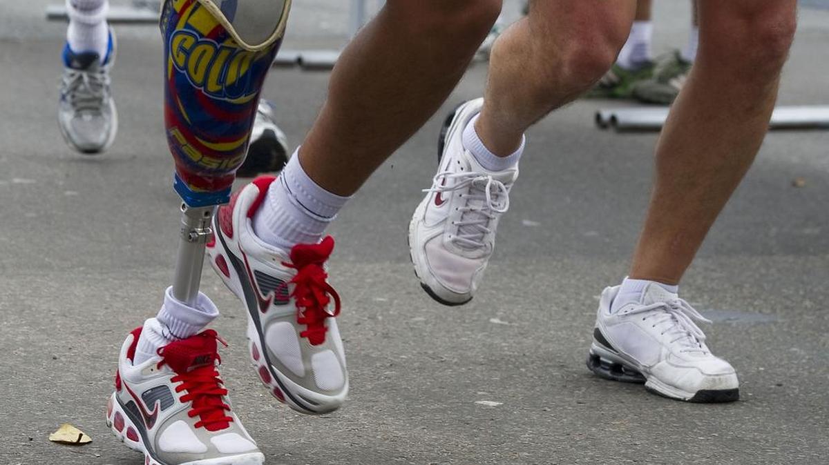 Una víctima de una mina antipersona participa en la Carrera de los Héroes, en Bogotá, en el 2012.