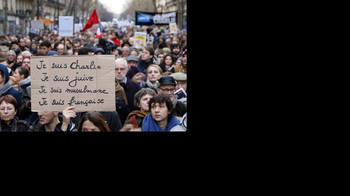 
Una mujer alza un cartel que dice: “Yo soy Charlie, yo soy judía, yo soy musulmana, yo soy francesa”, en una manifestación el domingo pasado en París en protesta por el ataque a la revista Charlie Hebdo.
