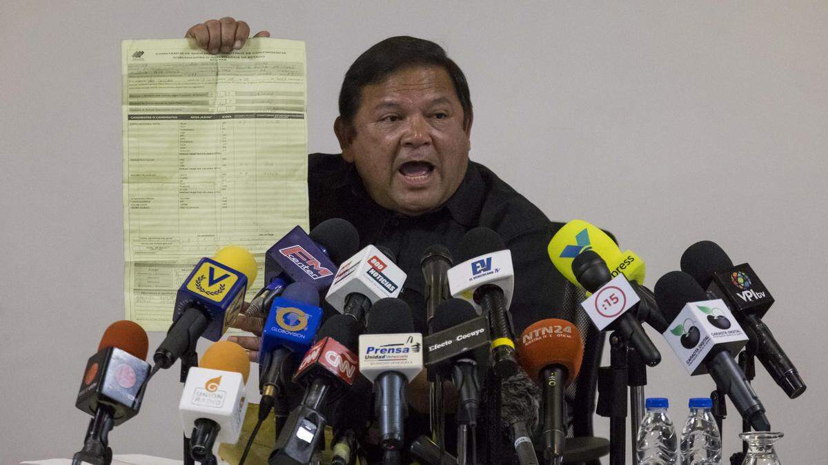 El candidato opositor a la gobernación del estado Bolívar, Andrés Velásquez, denuncia un posible fraude electoral el 20 de octubre de 2017 en Caracas.