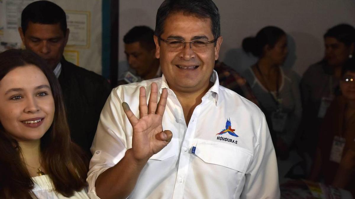 El presidente de Honduras, Juan Orlando Hernández, saluda después de votar el 26 de noviembre.