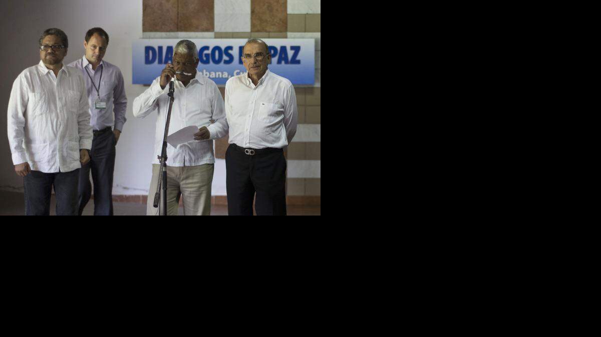 
Iván Márquez (izq.), negociador principal de las FARC; Humberto de la Calle, jefe de la delegación del gobierno colombiano (der.), y dos observadores internacionales anuncian el 3 de diciembre la reanudación del proceso de paz en La Habana.
