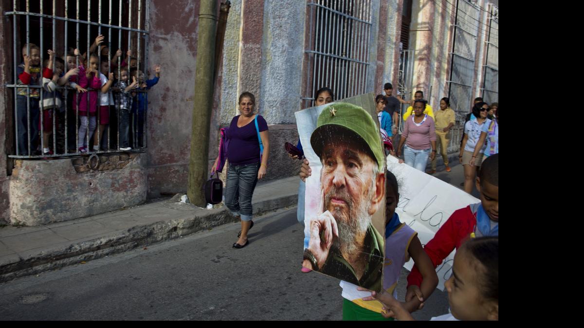 
Residentes de La Habana caminan en procesión por las calles capitalinas para ir a la celebración del aniversario 56 de la Revolución cubana el pasado enero.
