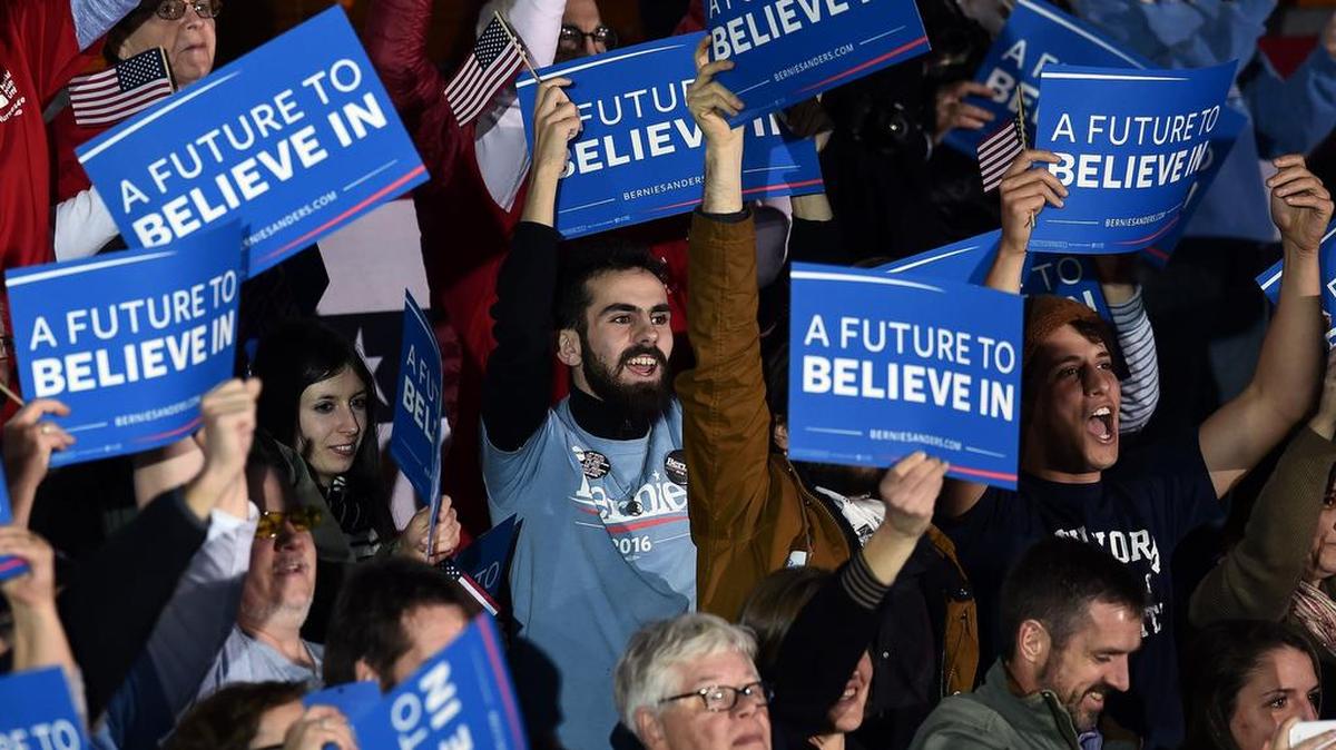 Simpatizantes del candidato presidencial democratas Bernie Sanders asisten a un acto de campaña en febrero de 2016 en Concord, Nueva Hampshire. Sanders se autodescribe como un demócrata socialista.