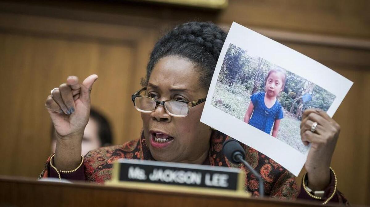 La congresista demócrata Sheila Jackson Lee (Texas) muestra una foto de la niña Jakelín Caal Maquín, quien falleció bajo custodia de EEUU, a la secretaria de Seguridad Interna, Kirstjen Nielsen, durante una audiencia el jueves en Washington.