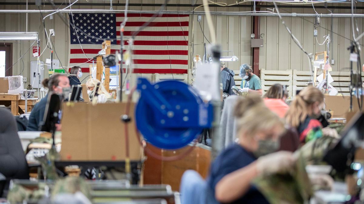 La empresa Southeast Kentucky Rehabilitation Industries, en Corbin, Kentucky, que realiza productos de tela para el Ejército de EEUU, empezó a hacer máscaras para el gobierno del estado. Las empleadas, vistas en esta foto del 30 de marzo de 2020, trabajan en estaciones de trabajo que fueron movidas para mantener los seis pies de separación que exigen las regulaciones de sanidad de Estados Unidos.