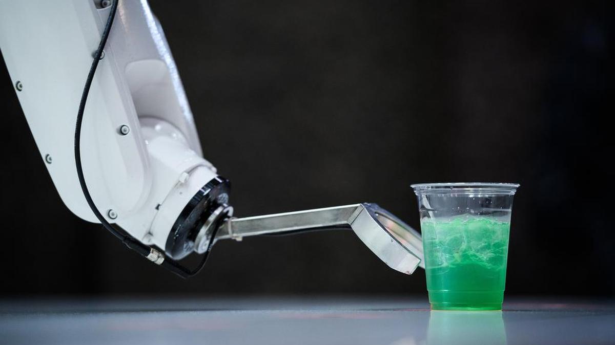 “Toni”, un robot que prepara bebidas alcohólicas, prepara un coctel Negroni como parte de la exhibición “AI: More than Human” (IA: Más que Humanos), el 7 de agosto de 2019 en Londres.