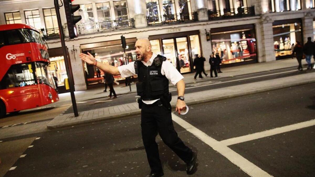 Un policía responde a un incidente en el metro de Londres el 24 de noviembre, cerca de la estación de Oxford Circus, y ordena al público que abandone el área.