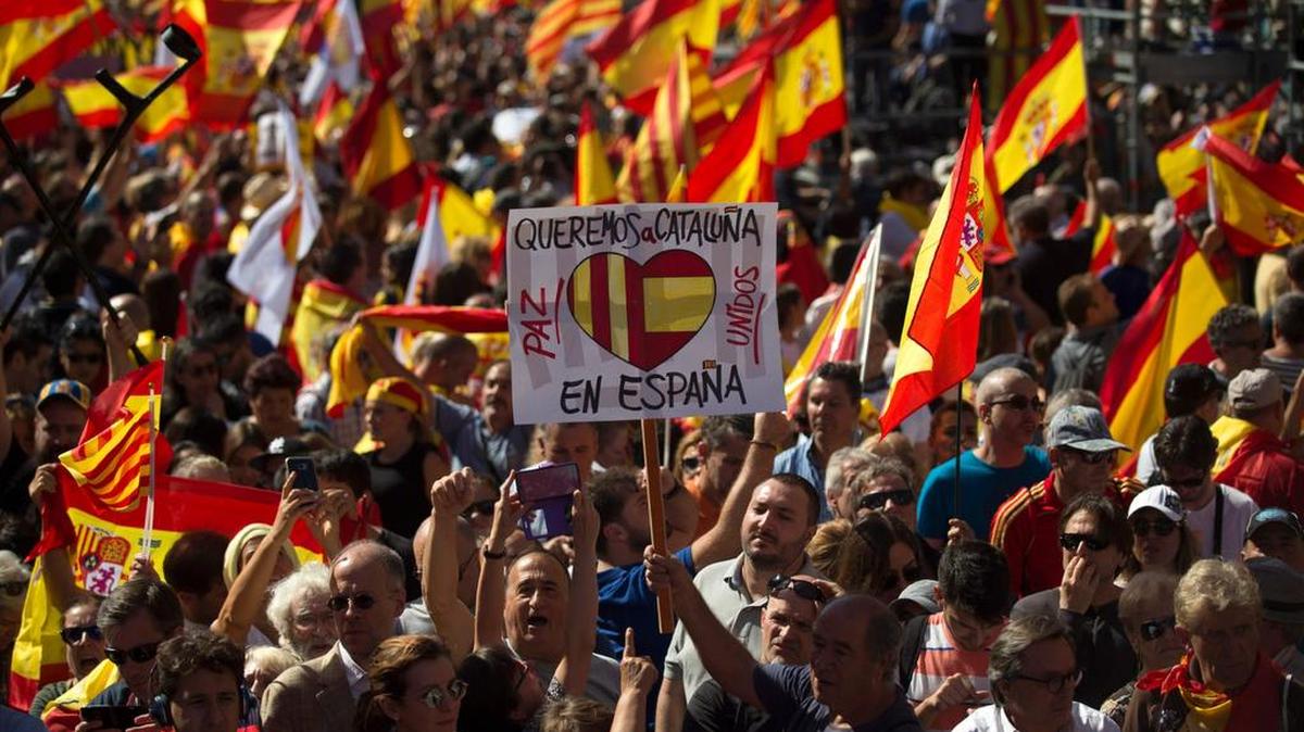 Decenas de miles de opositores a la separación de Cataluña se manifiestan en el centro de Barcelona el 8 de octubre.