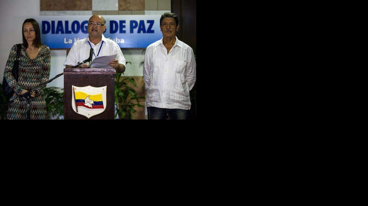 
El comandante de las FARC Carlos Antonio Lozada (centro) lee una declaración en el Palacio de las Convenciones de La Habana, el 4 de febrero, junto a los guerrilleros Isaías Trujillo (der.) y Tanja Nijmeijer.
