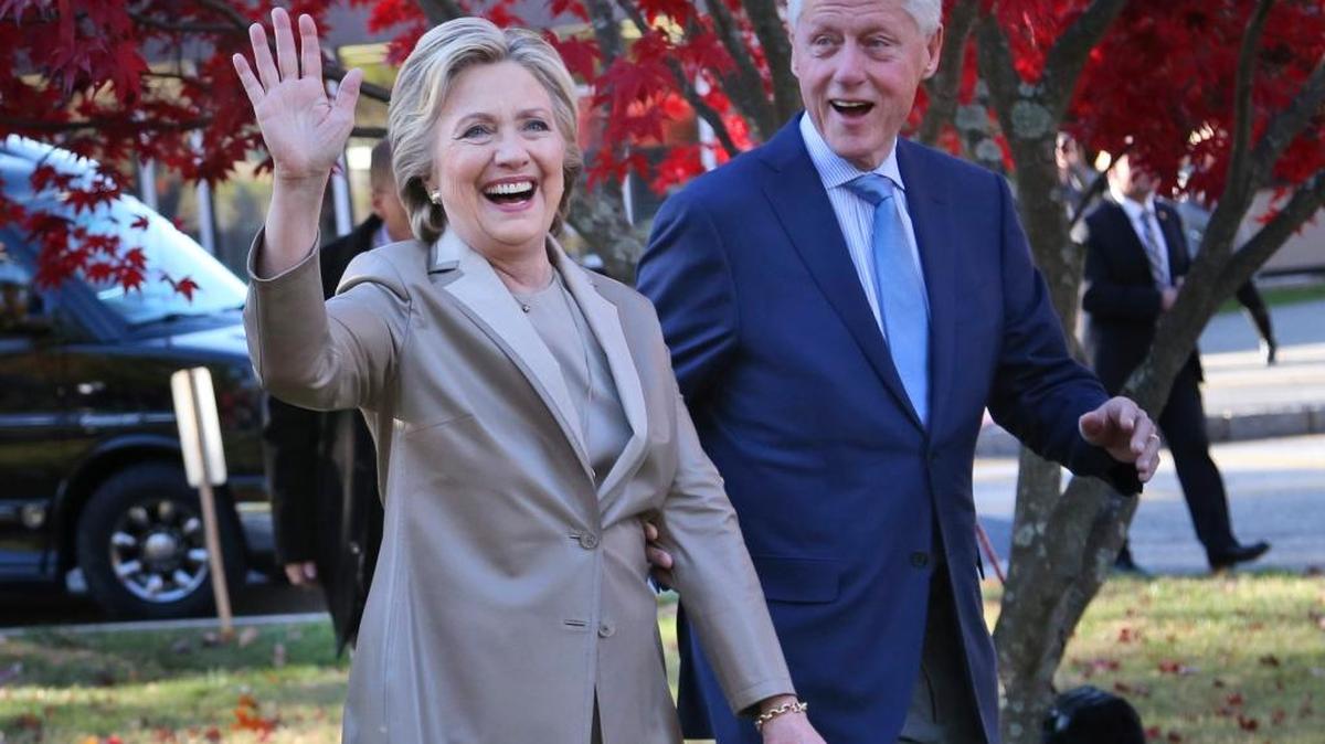 La ex candidata demócrata Hillary Clinton y su esposo, el ex presidente Bill Clinton, saludan a sus simpatizantes después de votar en Chappaqua, Nueva York, el 8 de noviembre. Los Clinton planean asistir a la inauguración de Donald Trump como presidente.